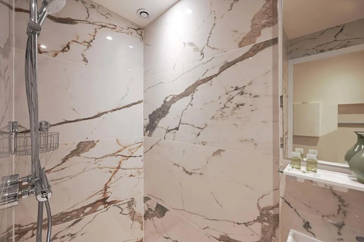 Elegant Studio Avenue Montaigne Apartment Paris