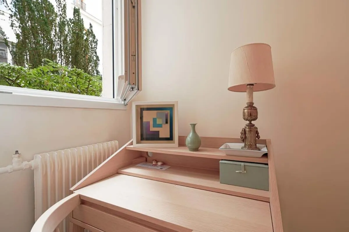 Elegant Studio Avenue Montaigne Apartment Paris