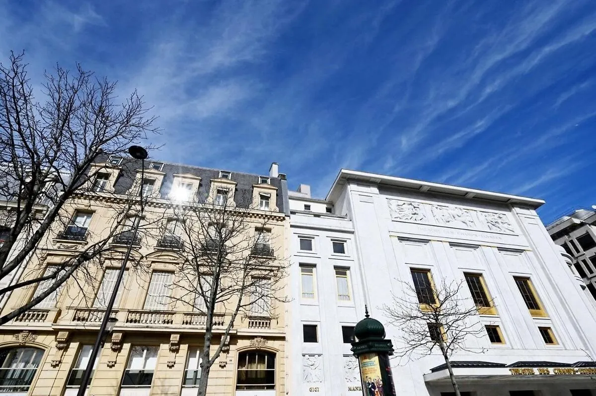 Elegant Studio Avenue Montaigne Apartment Paris