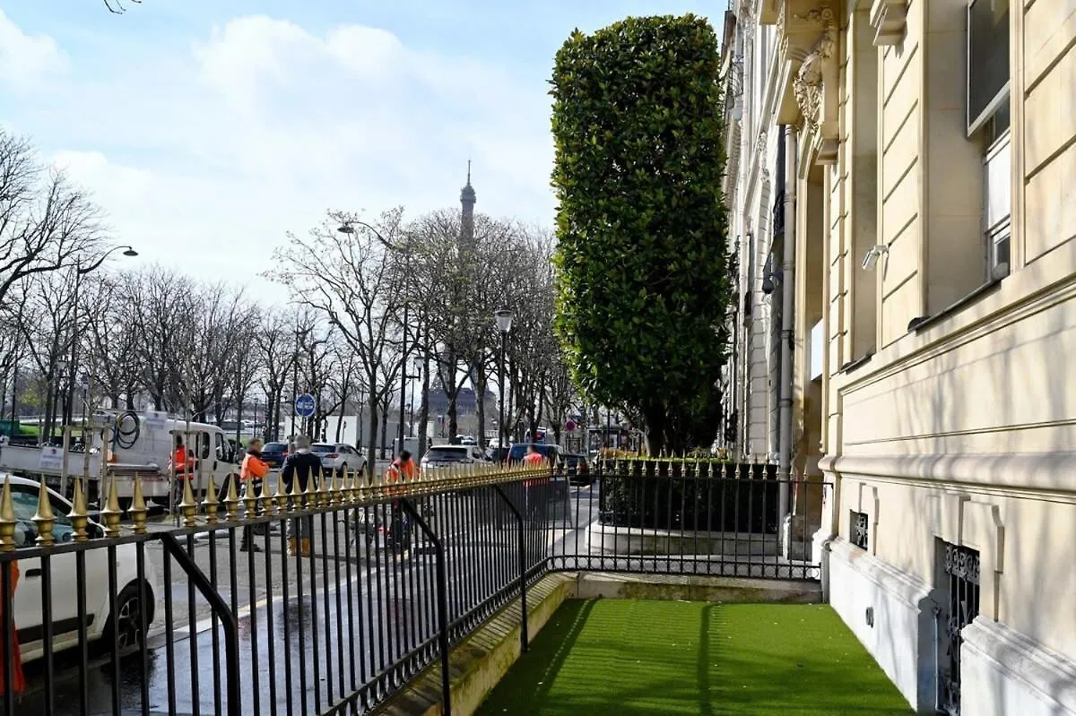 Elegant Studio Avenue Montaigne Apartment Paris